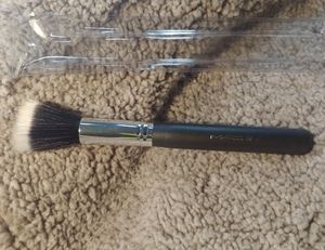 🖤 New Mac 187 Synthetic Duo Fibre Face Brush 🖤